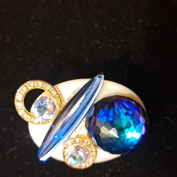 Incredible mother pearl scalloped carved shell pin and earrings Swarovski crysta - Picture 3 of 6